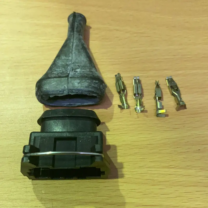 4 Pin Connector + Boot (Black Rubber) Bk401 1