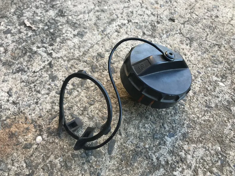 Genuine Oem Mazda 6 Gg 2002 - 2007 Genuine Petrol Screw Cap Lid + Cord Strap 1