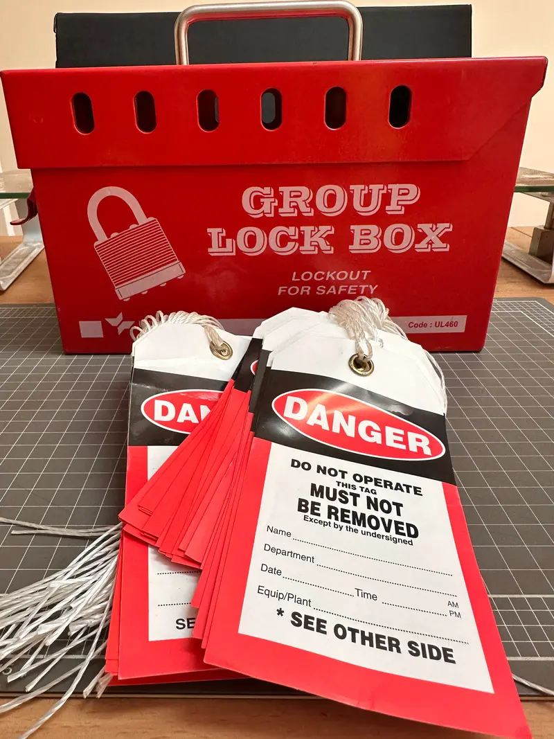 Group Lock Box (Red) Ul460 1