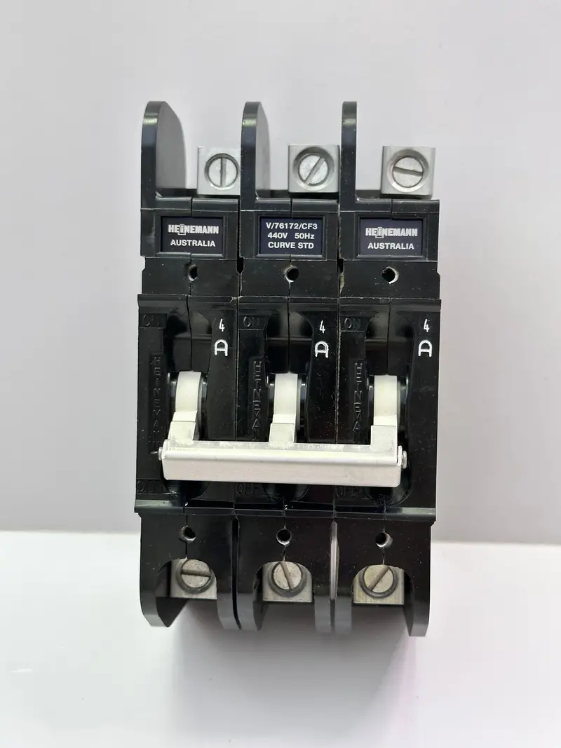 Heinemann Cf Series 3 Pole Circuit Breaker 4A - Cf3-G3 4A (Ab?) 1