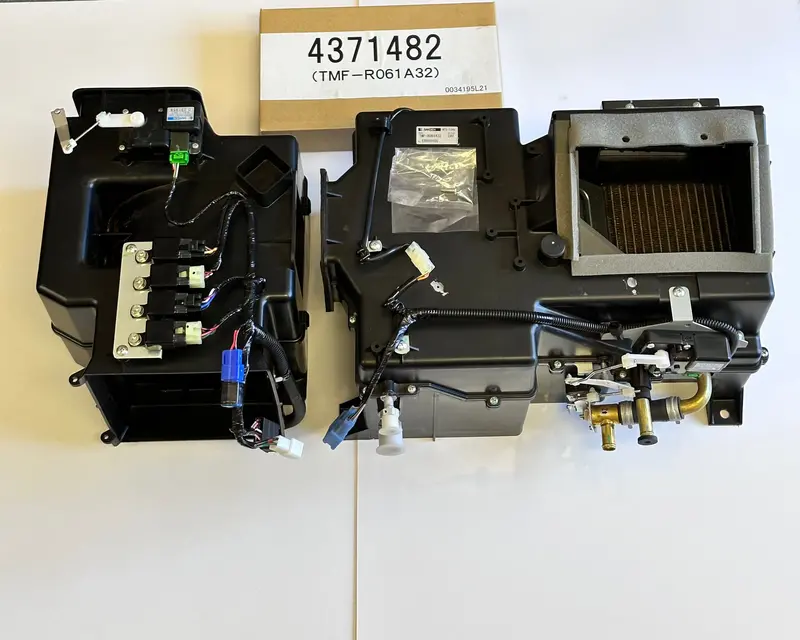 Hitachi 4371482 Evaporator Assy, Air Conditioning, Upper 24V 1