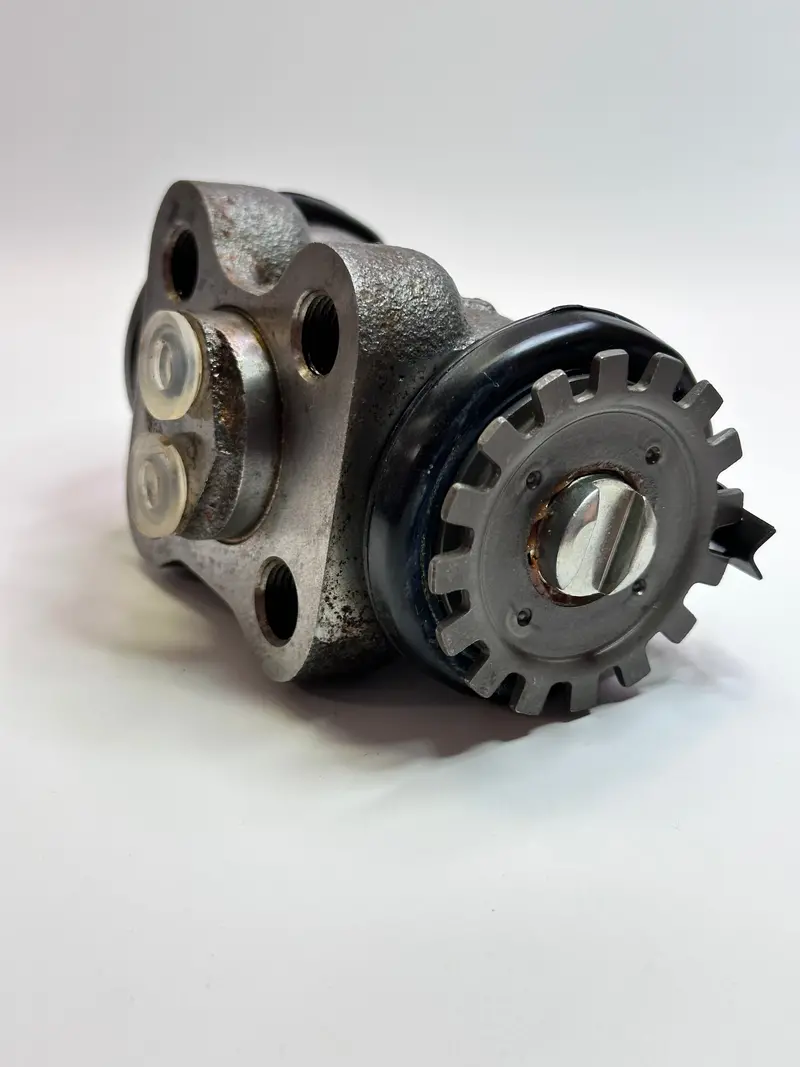 Isuzu 8973322260 Genuine Rear Brake Cylinder 1