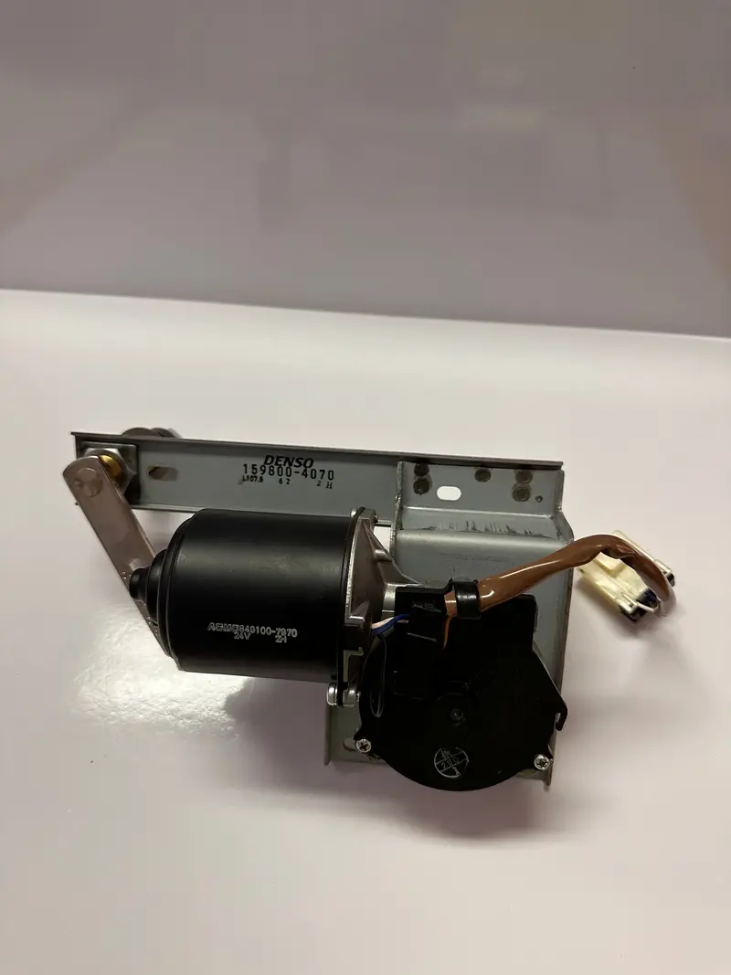 Komatsu 421-56-21520 Wiper Motor, 24V 1