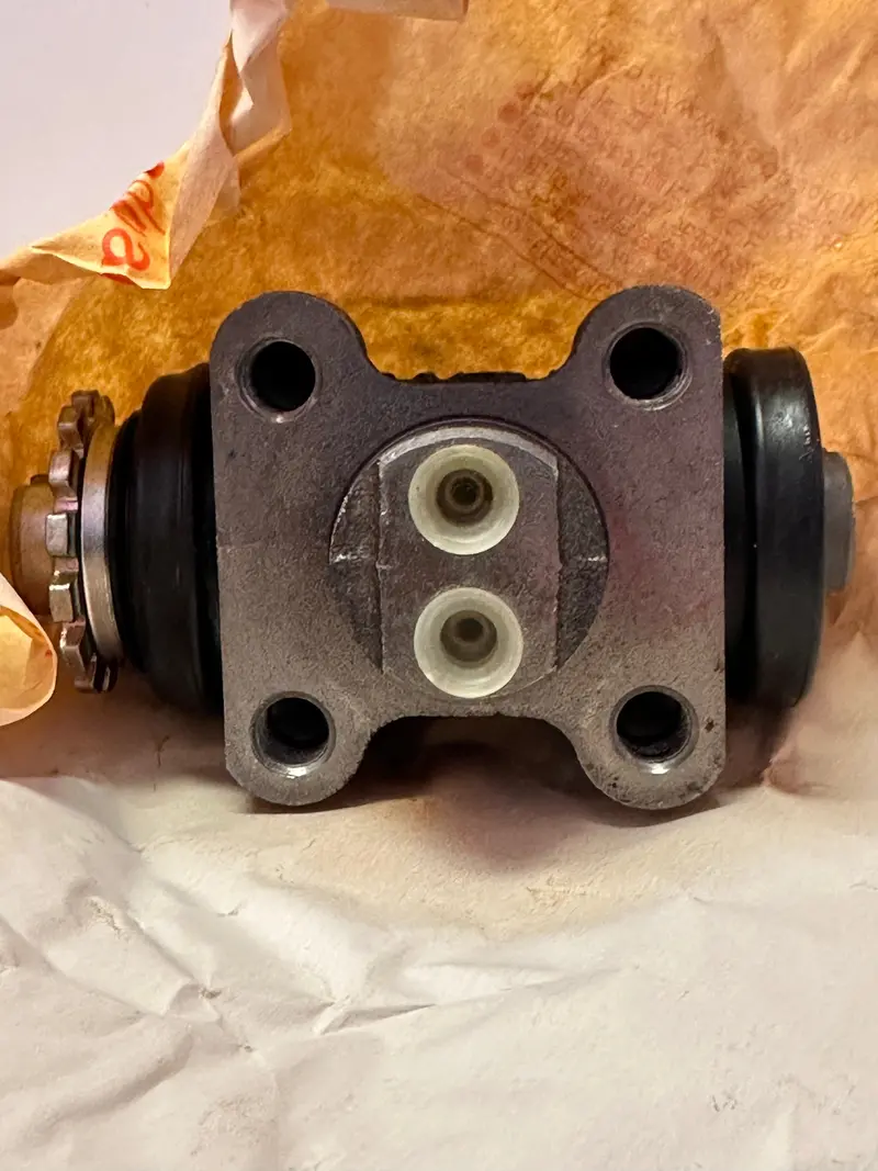 Mitsubishi Mb060583 Genuine Cylinder Assy, Rr Brake 1