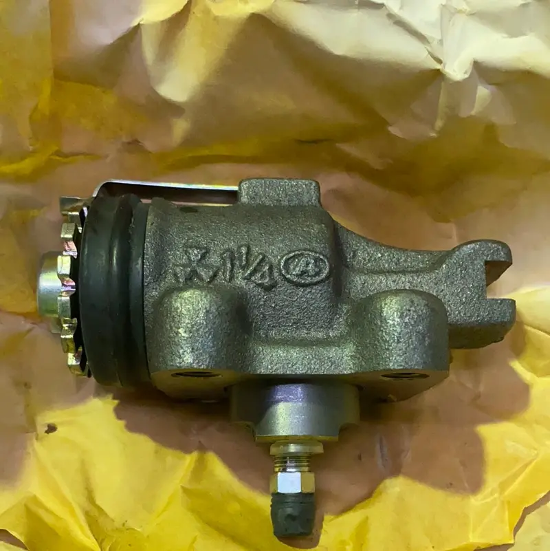 Mitsubishi Mc869358 Genuine Front Brake Cylinder 1