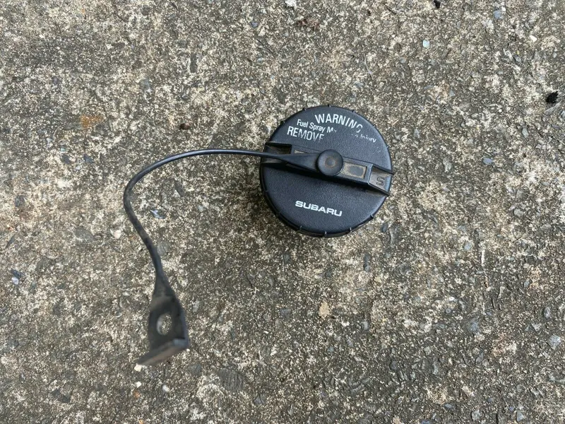 Oem Subaru Forester Sf 1998 - 2002 Petrol Lid Cover Flap Fuel Screw Cap & Cable 1