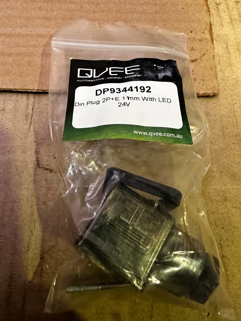 Qvee Dp9344192 Din Plug 2P+E C/W Led 1
