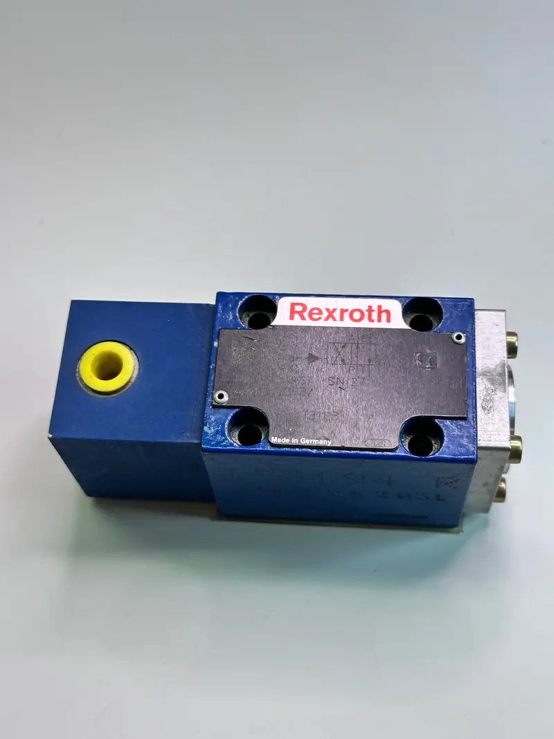 R900449957 Directional Spool Valve, Size 6, 4Wh6d53 1