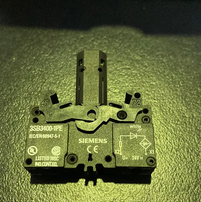 Siemens 3Sb3 400-1Pe Actuator-/Indicator Component With Integrated Led 24V Ac/Dc Lamp Holder Screw Terminal White 2