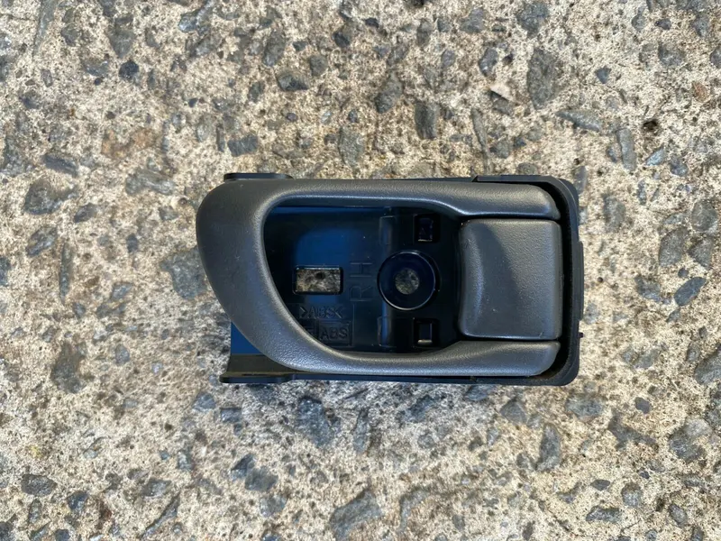 Subaru Forester Sf Sg 98 -07 Right Front Drivers Door Pull Handle Interior Lock 1