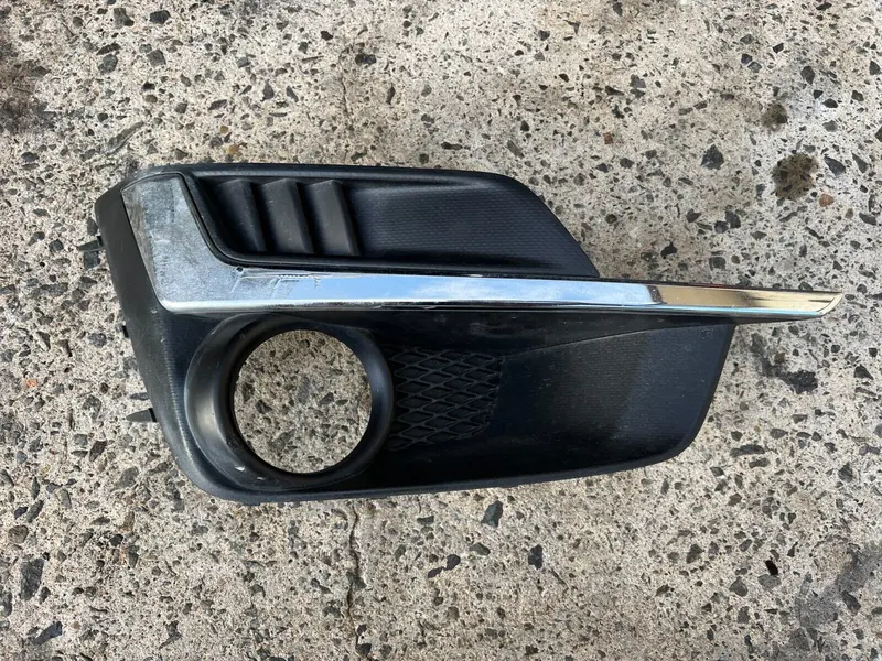 Subaru Impreza Gj 15 - 16 Right Driver Fog Light Surround Trim Genuine Oem Rh 1