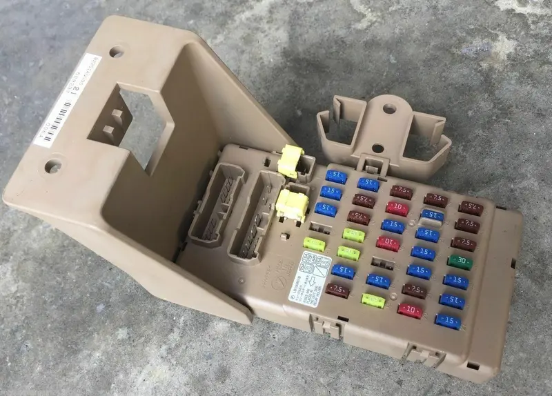 Subaru Liberty Outback 03-06 Gen 4 Front Dash Fuse Box Panel + Fuses Genuine 1