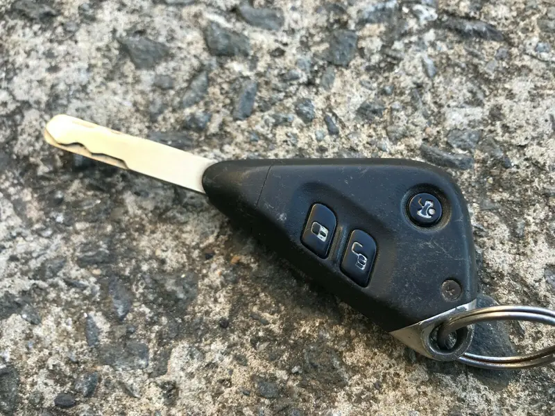 Subaru Liberty Outback Gen 4 03 - 09 Factory Original Car Key Imobiliser Fob Sv2 1