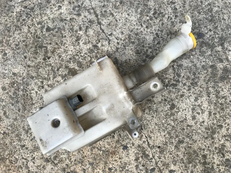 Subaru Liberty Sedan 03 - 09 Windscreen Window Wiper Washer Bottle Tank Water 1