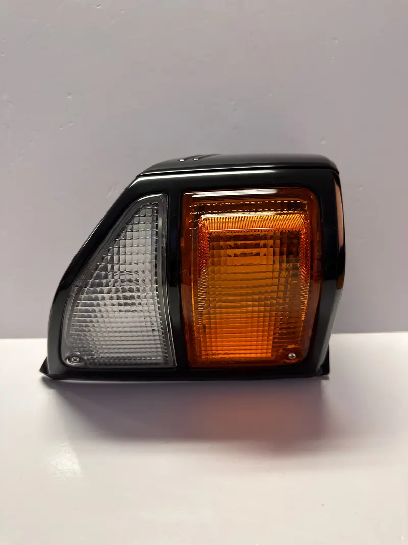 Toyota 81510-60520 Landcruiser Rh Corner Lamp Indicator / 8151060520 1